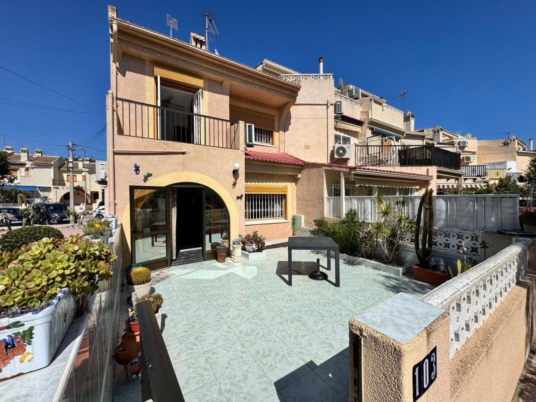Sale of townhouse in  Calle Costa Bella, 61 , Guardamar del Segura photo 2