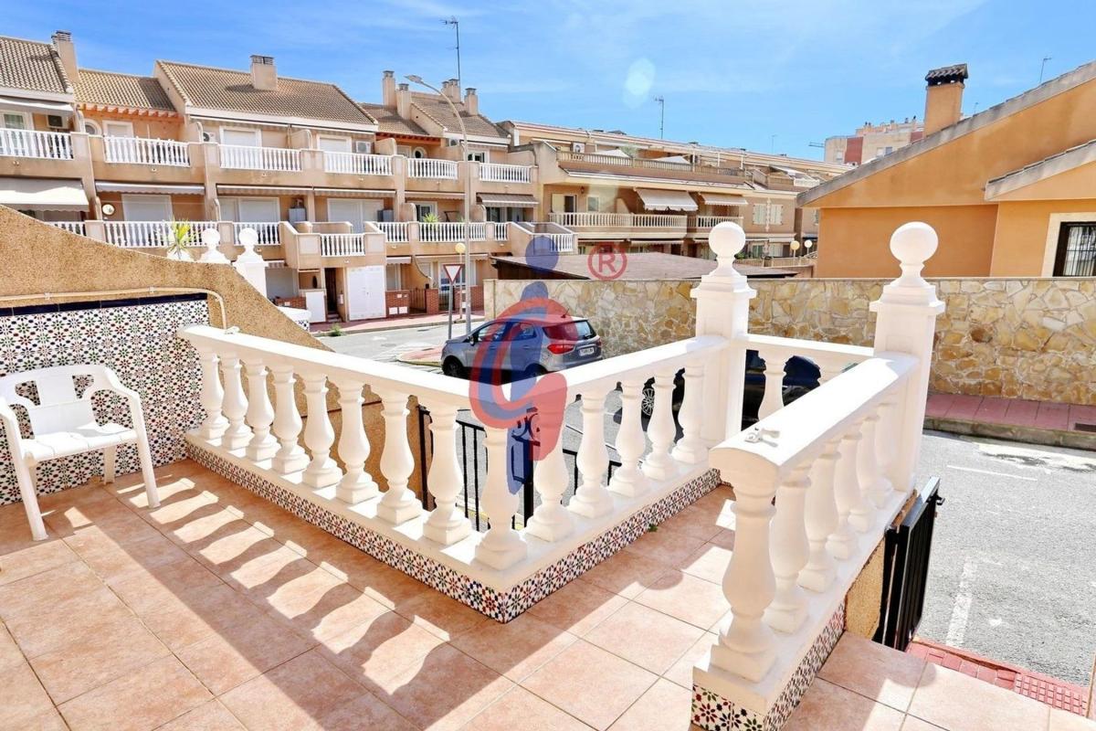 Sale of townhouse in Calle Juan Gil Albert, 6 , Guardamar del Segura photo 1