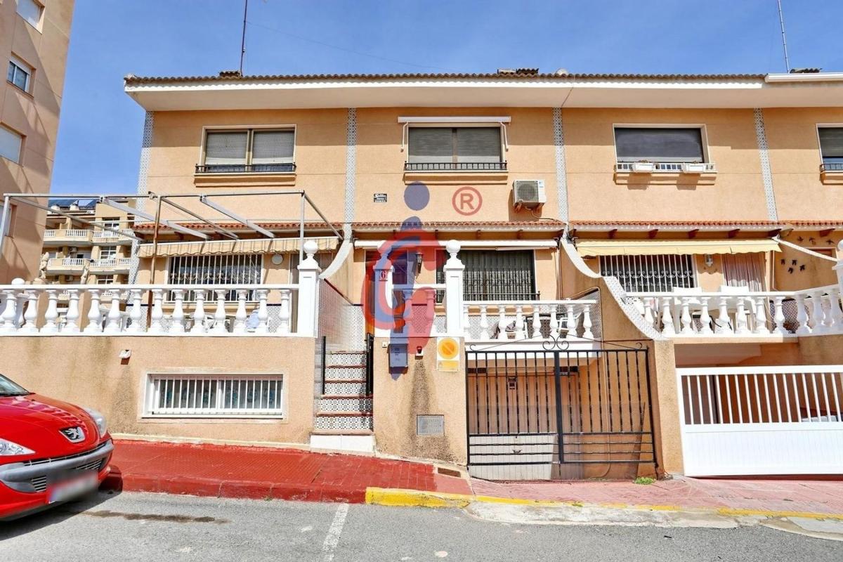 Sale of townhouse in Calle Juan Gil Albert, 6 , Guardamar del Segura photo 2