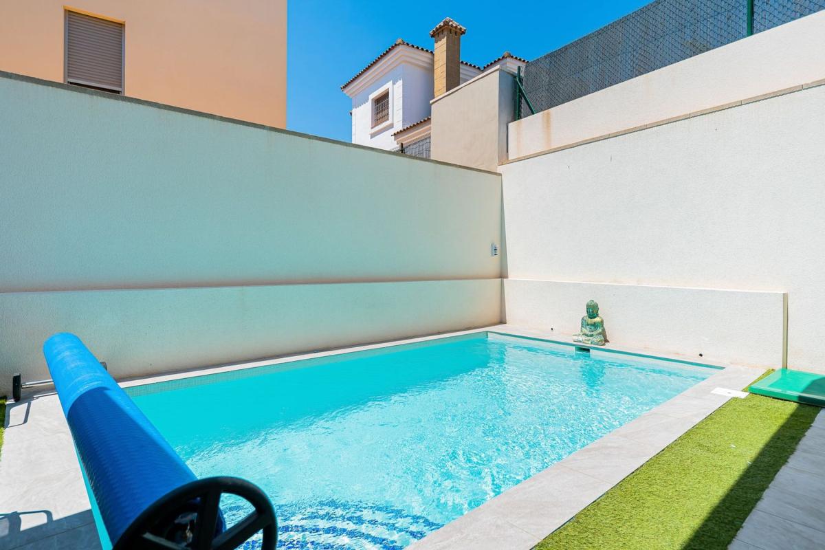 Sale of independent chalet in Calle la Herrada, Los Montesinos
photo 4