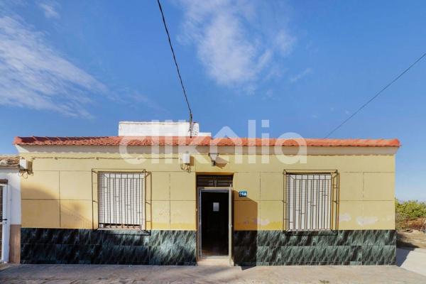 Casa independiente en calle Policía Monserrate Salinas photo 1