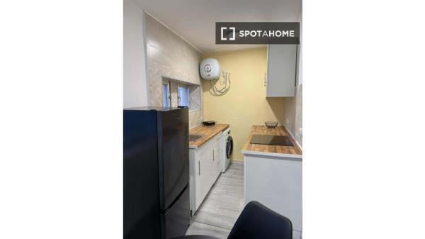Habitación en la calle Trébol, Salamanca, de 80 m² con 4 dormitorios. thumbnail 2