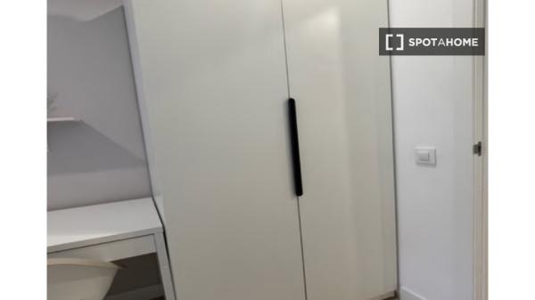 Habitación en piso compartido en San Isidro, Madrid. photo 4