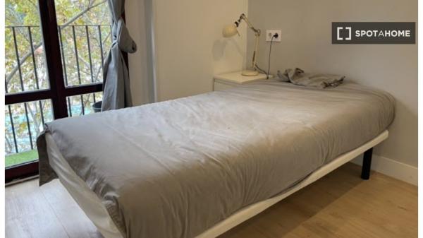 Habitación en piso compartido en San Isidro, Madrid. photo 1