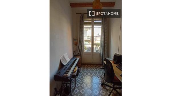 Habitación en piso compartido en alquiler en Sant Antoni, Barcelona photo 1