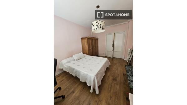 Habitación en piso compartido en alquiler en Arapiles, Madrid. photo 1