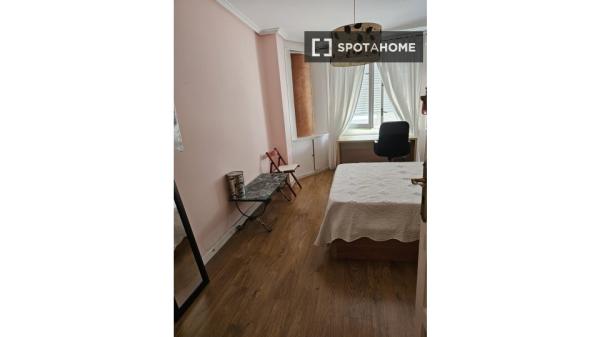 Habitación en piso compartido en alquiler en Arapiles, Madrid. photo 3