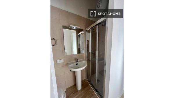 Se alquila habitación en piso compartido en Santa Rita, Almería. thumbnail 2