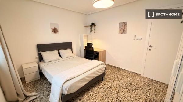 Habitación en piso compartido de 5 habitaciones en alquiler en La Raiosa photo 1