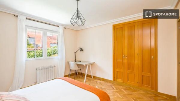 Habitación en piso compartido en alquiler en Valdezarza, Madrid photo 2