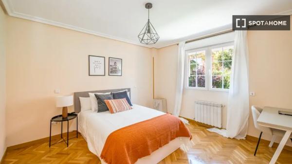Habitación en piso compartido en alquiler en Valdezarza, Madrid photo 3