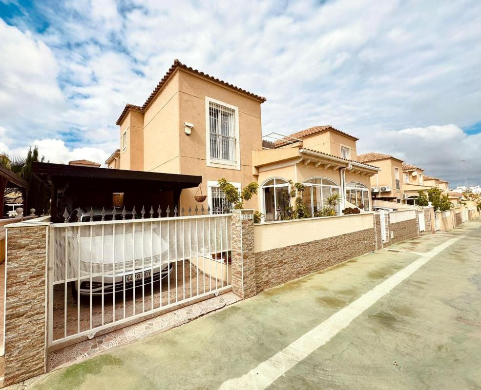 Продажа таунхауса в Urbanización Lago Jardín 2 M5, 28 B , Торревьеха photo 1