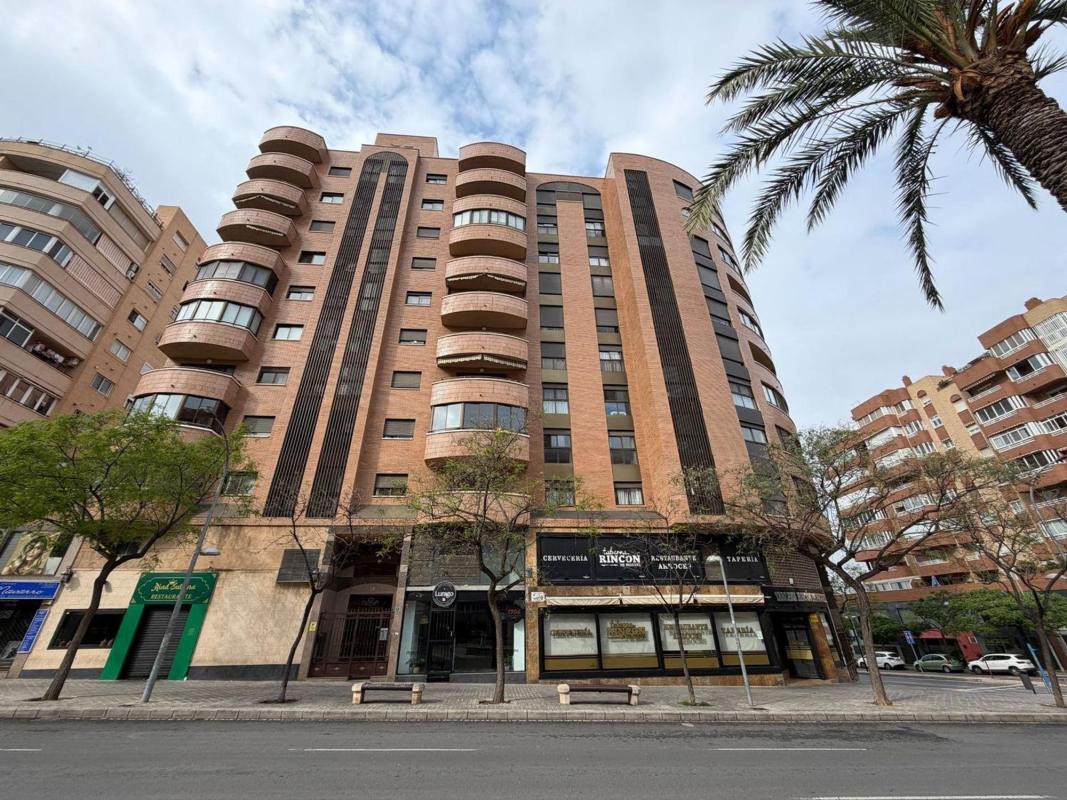 Sale of apartment in Barrio Garbinet - Parque de las Avenidas, Alicante
photo 1
