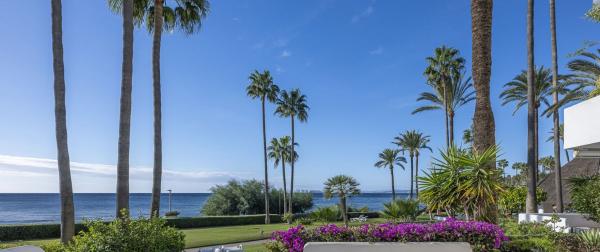 Sale of flat in Piso en Urbanization Alcazaba Beach Houses, Punta Plata, Estepona, Estepona
photo 1