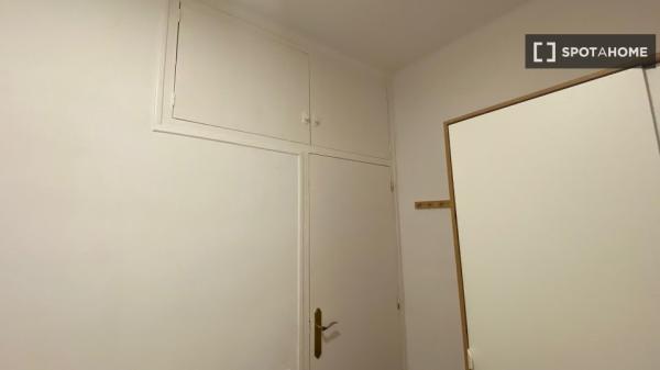 Habitación en piso compartido en barcelona. photo 4