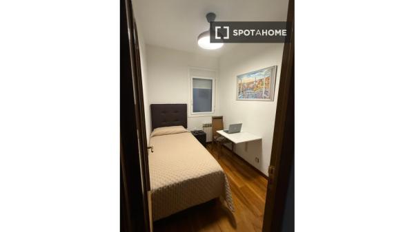 Habitación en piso compartido en barcelona. thumbnail 2