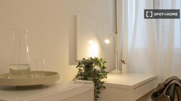 Habitación en piso compartido en Ríos Rosas, Madrid. photo 4