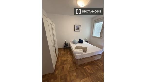 Habitación en piso compartido en l'Antiga Esquerra de l'Eixample. thumbnail 1