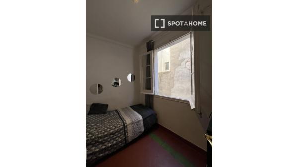 Habitación en piso compartido en alquiler en el barrio Gótico de Barcelona. thumbnail 1