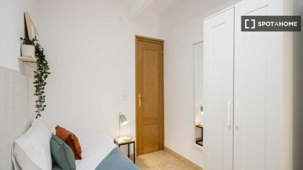 Se alquila habitación en piso compartido en Valdeacederas, Madrid photo 4