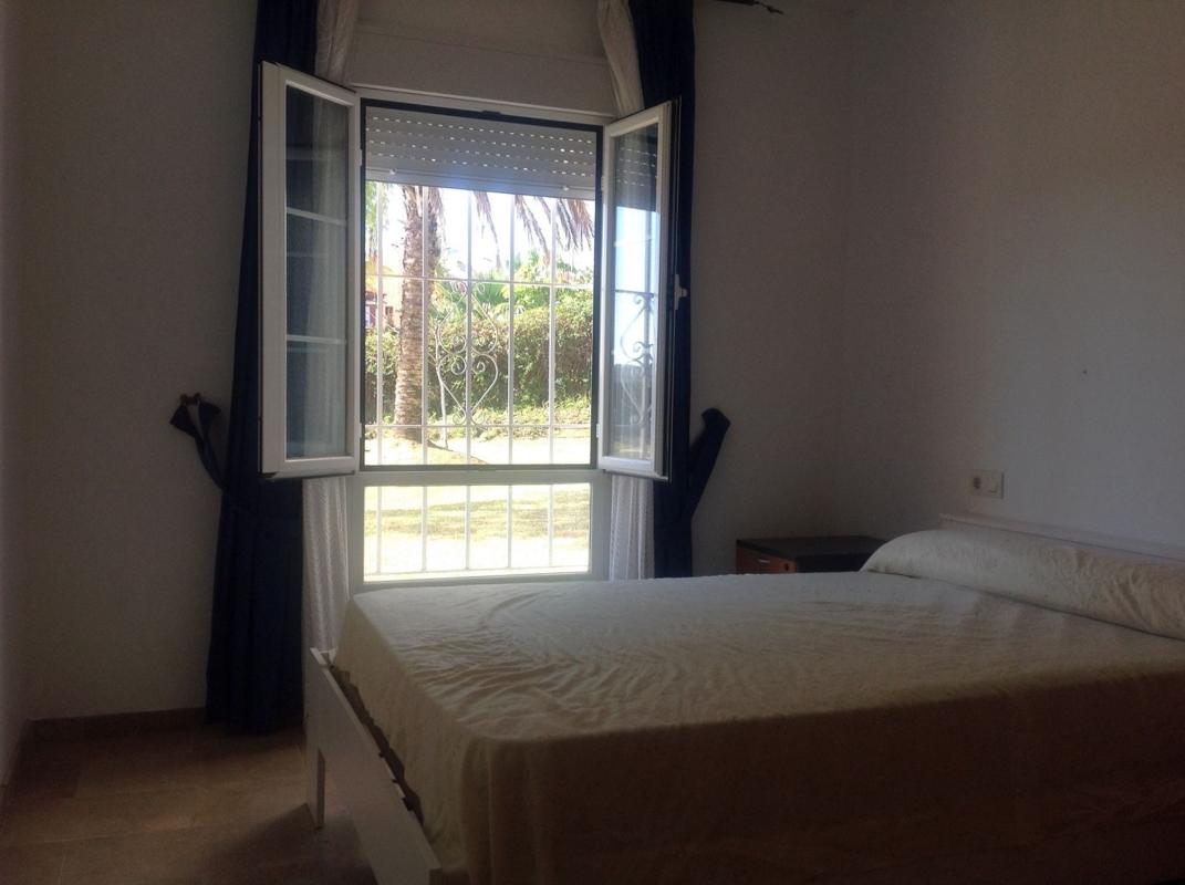 Продажа таунхауса в Chalet adosado en Calle los Sauces, 40, La Concha-Resina Golf, Estepona , Эстепона photo 1