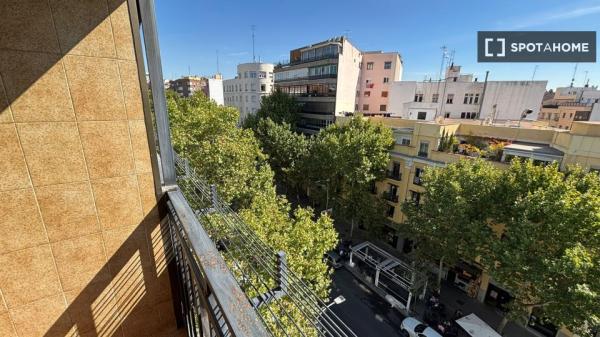 Piso de 9 habitaciones en alquiler en Palos de Moguer, Madrid thumbnail 2