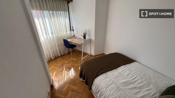 Piso de 9 habitaciones en alquiler en Palos de Moguer, Madrid photo 4