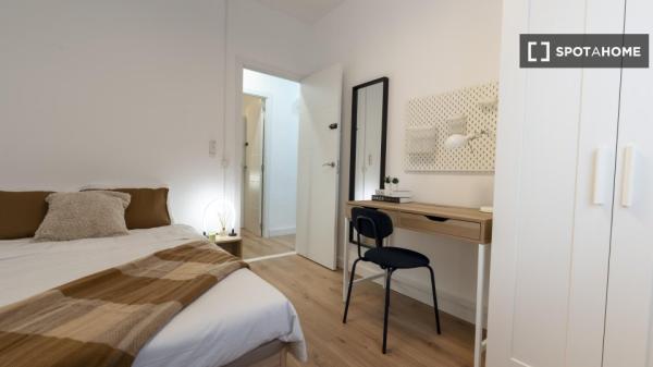 Habitación en un piso compartido de 4 habitaciones en alquiler en Ríos Rosas. thumbnail 1