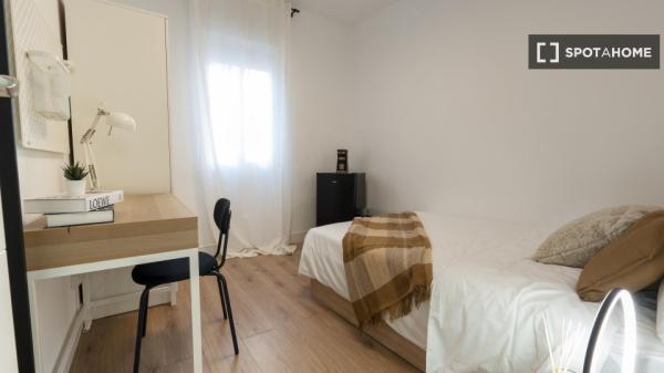 Habitación en un piso compartido de 4 habitaciones en alquiler en Ríos Rosas. thumbnail 2