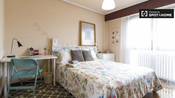 Habitación luminosa en apartamento de 3 dormitorios en Casco Viejo, Bilbao photo 1