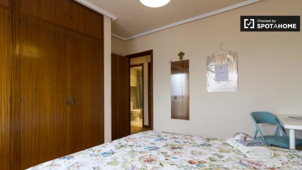 Habitación luminosa en apartamento de 3 dormitorios en Casco Viejo, Bilbao thumbnail 2