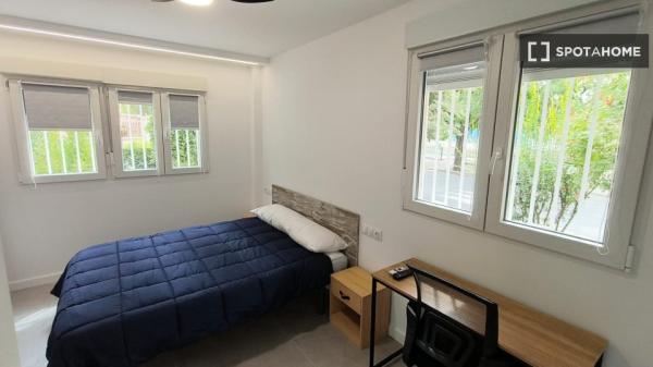 Habitación en un apartamento compartido de 2 habitaciones en Cartuja. thumbnail 1