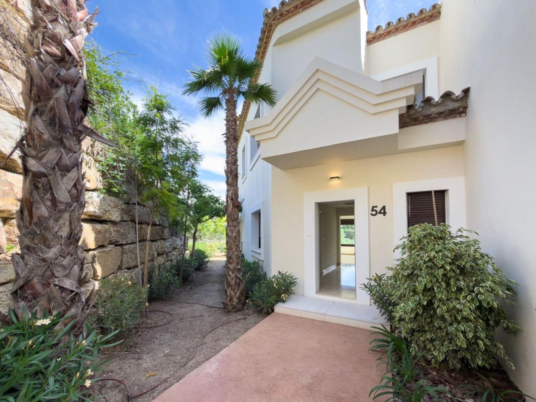 Продажа таунхауса в  Chalet adosado en Calle Nicaragua, Valle Romano Golf, Estepona , Эстепона photo 2
