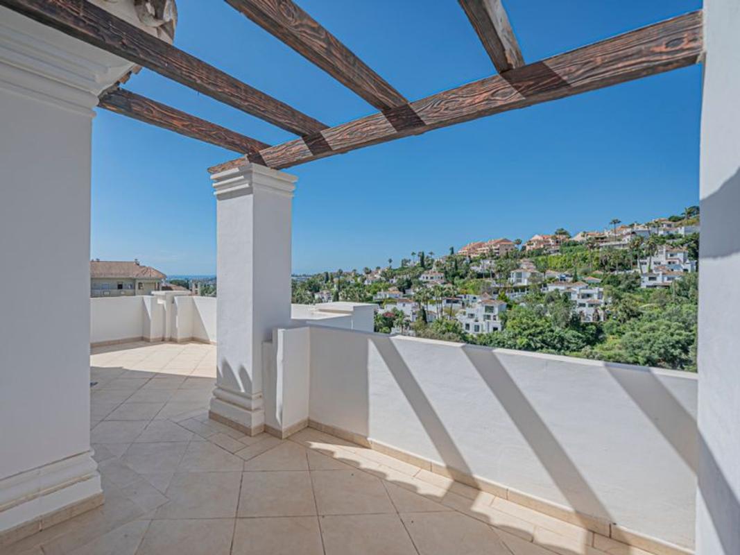 Продажа дуплекса на Dúplex en Calle Aries, Los Naranjos, Marbella, Марбелла photo 2