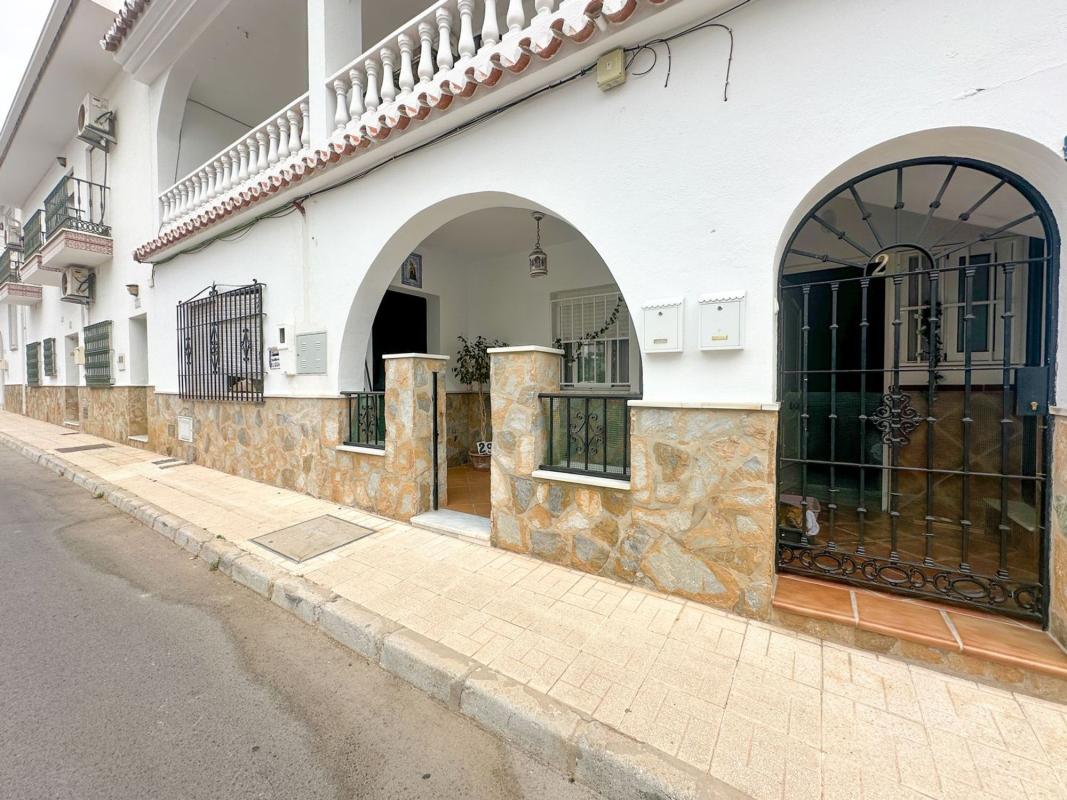 Sale of townhouse in Chalet adosado en Calle Calamón, El Cuartón - Heliomar, Málaga , Málaga photo 1