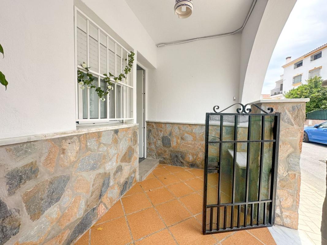 Sale of townhouse in Chalet adosado en Calle Calamón, El Cuartón - Heliomar, Málaga , Málaga photo 2