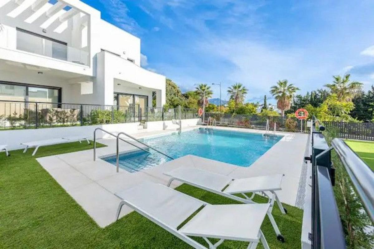 Sale of townhouse in Chalet adosado en Bel-Air, Estepona , Estepona photo 2