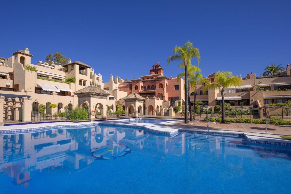 Venta de duplex en Dúplex en Urbanizacion Cartuja del Golf, Nueva Atalaya, Estepona, Estepona photo 1