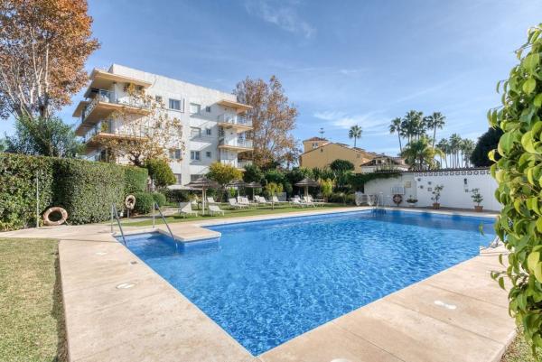 Venta de piso en Piso en Calle Marqués de Ivanrey, Las Lomas de Río Verde, Marbella, Marbella
photo 1