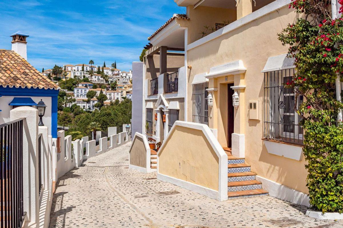 Sprzedaż szeregowego domku w Chalet adosado en Calle de Pedro Ximenez, La Quinta, Benahavís , Benahavís photo 1