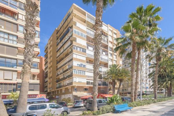 Venta de piso en Piso en Paseo Marítimo Ciudad de Melilla, Malagueta - Monte Sancha, Málaga, Málaga
thumbnail 2