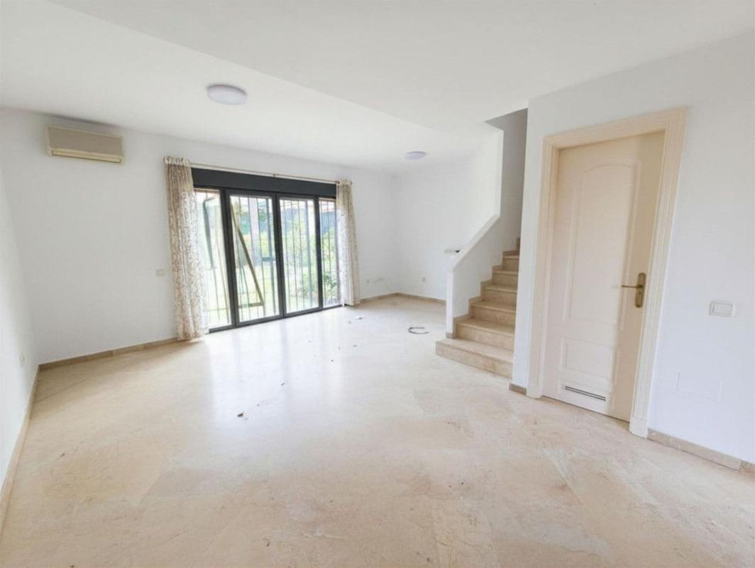 Sale of townhouse in  Chalet adosado en Complejo Villas del Golf, 22, La Duquesa, Manilva , Manilva photo 3