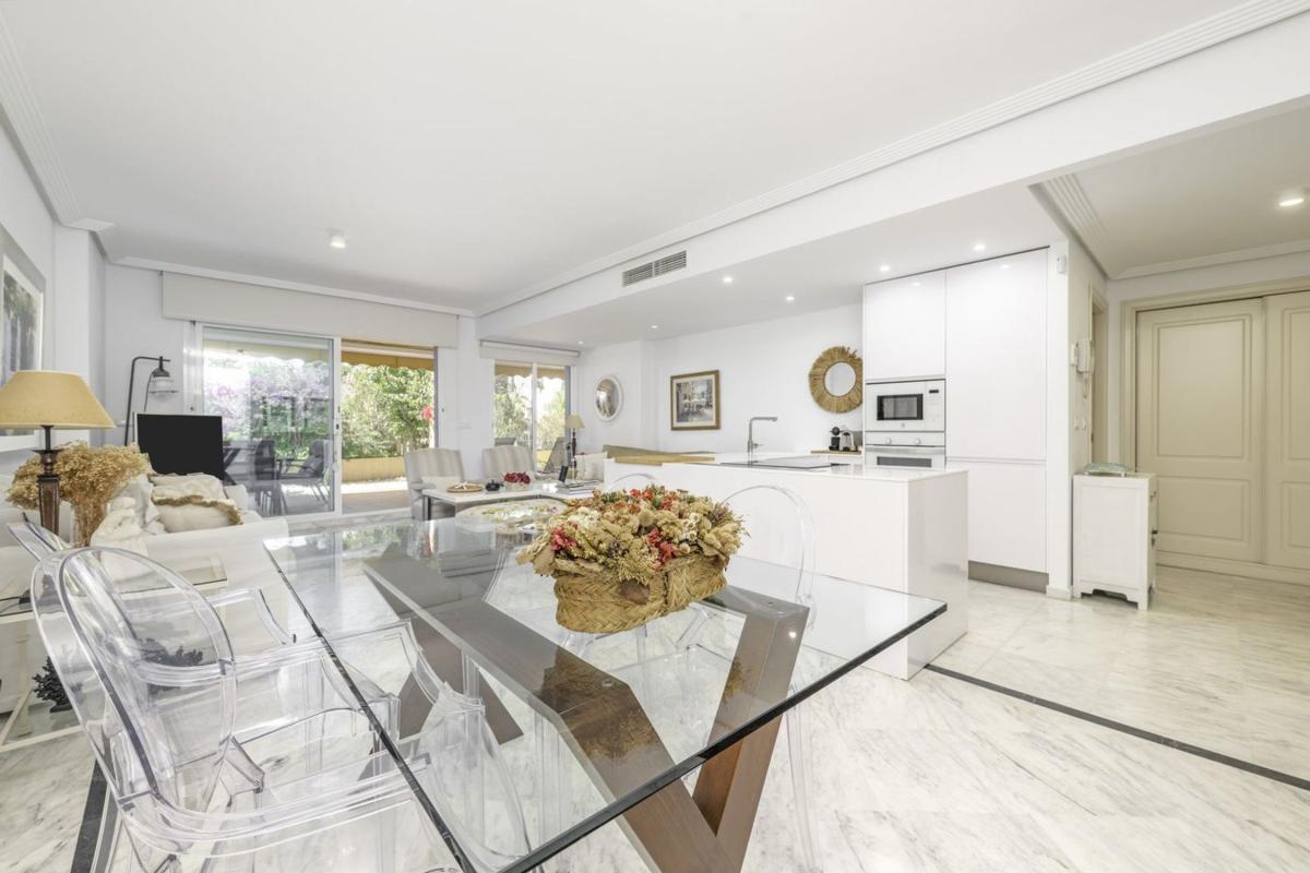 Sprzedaż mieszkania w Piso en Avenida Reina Doña Sofia, Bahía de Marbella, Marbella, Marbella
photo 1