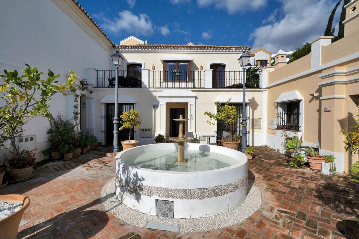 Продажа отдельного шале в  Casa o chalet en Urbanizacion la Heredia, La Quinta, Benahavís, Бенахавис photo 2