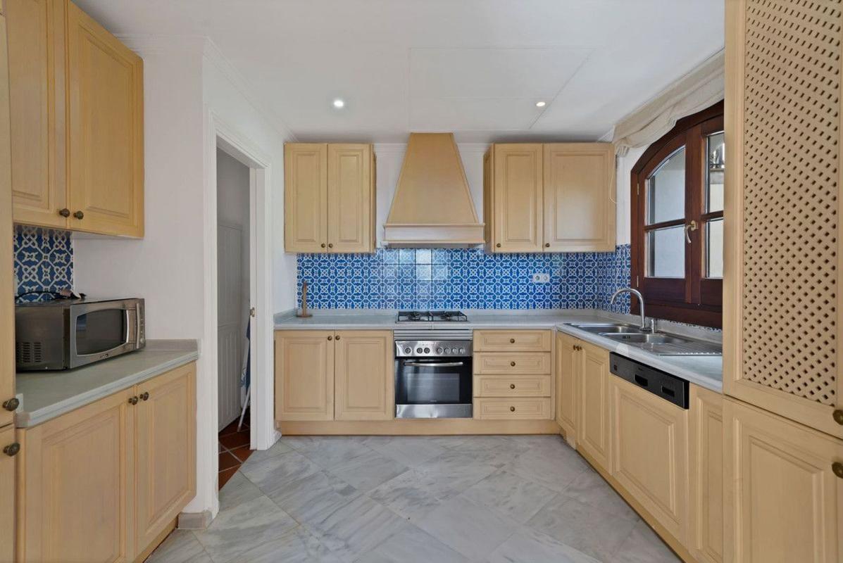 Продажа отдельного шале в  Casa o chalet en Urbanizacion la Heredia, La Quinta, Benahavís, Бенахавис photo 5