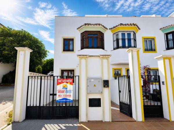 Chalet pareado en Calle Cristobal Morales, Puerto de la Duquesa, Manilva photo 1
