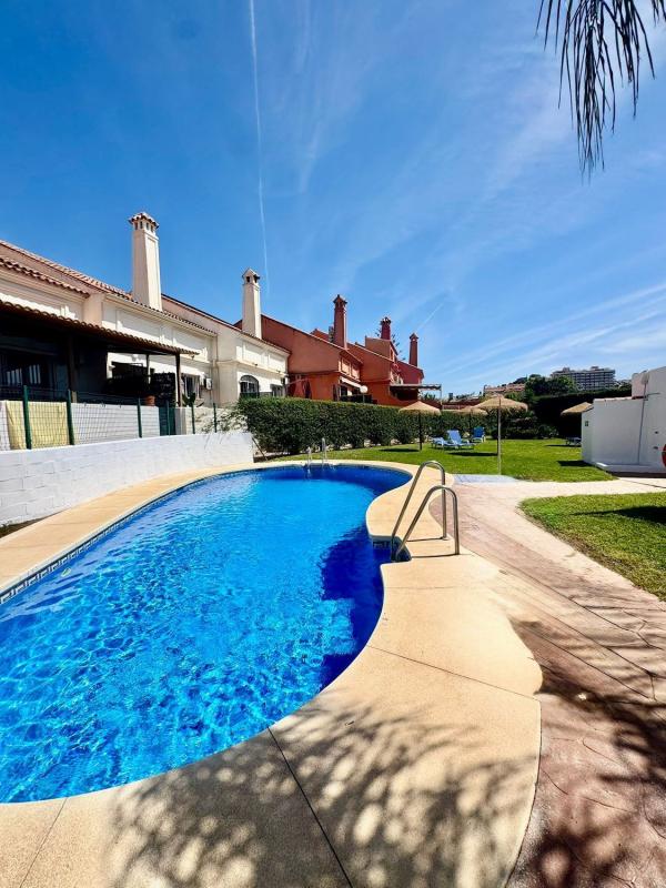 Venta de chalet adosado en Chalet adosado en Los Pacos, Fuengirola , Fuengirola photo 1