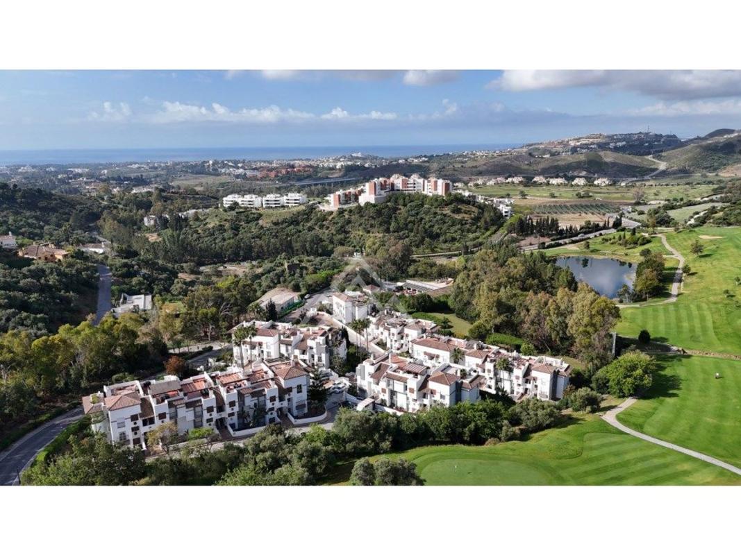 Penthouse sale in Ático en Urbanizacion Torre Esteril, Los Arqueros-Puerto del Almendro, Benahavís, Benahavís photo 1
