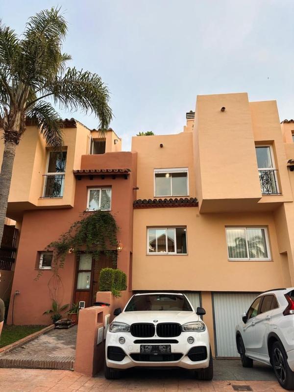 Продажа таунхауса в Chalet adosado en Vía, Rodeo Alto-Guadaiza-La Campana, Marbella , Марбелла photo 1