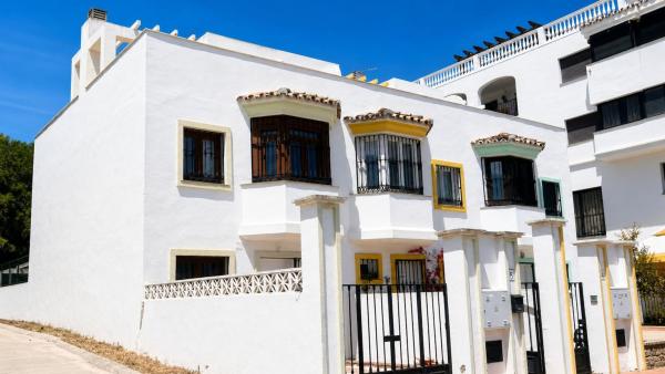 Chalet adosado en Calle Cristobal Morales, Puerto de la Duquesa, Manilva photo 1